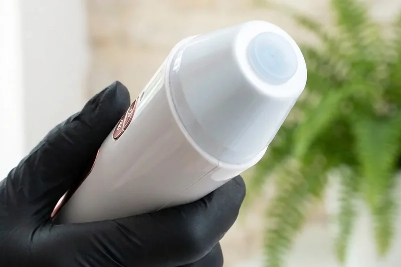 Der Hautanalyse-Kopf mit heller Optik am weissen Handstück