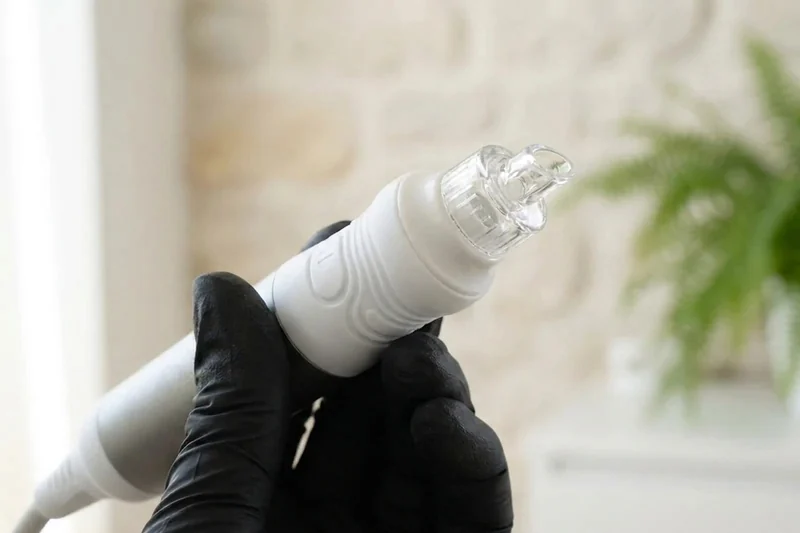 Der Aqua-Peel-Aufsatz: ein transparenter Vortex-Aufsatz, im Handstück gehalten