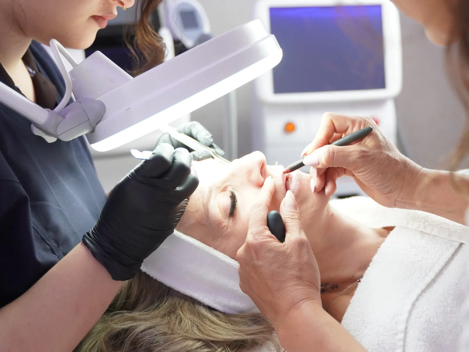 Vorzeichnen der Lippenkontur unter der Lupenleuchte im Beauty Rocío Luzern