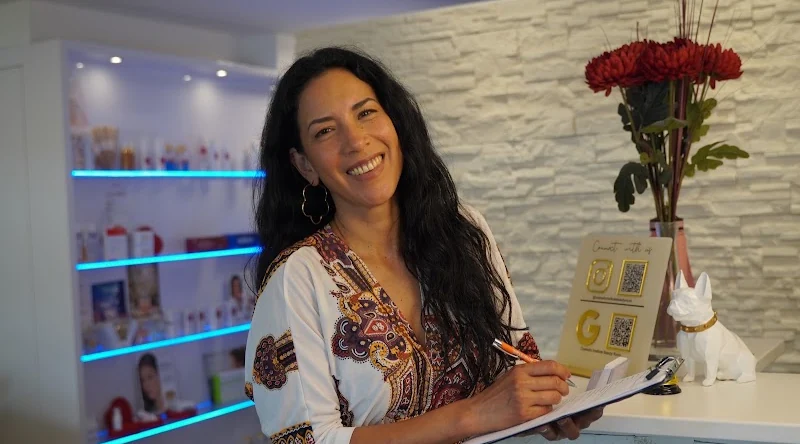 Kundin am Empfang von Beauty Rocío füllt vor der Behandlung den Anamnesebogen aus