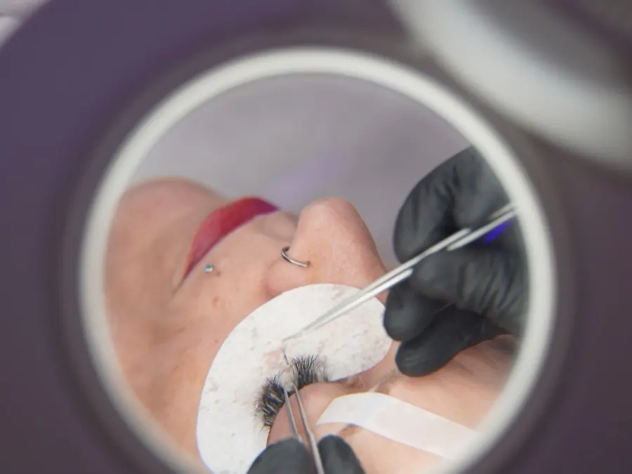 Wimpernbehandlung im Beauty Rocío Luzern, gesehen durch die Ringleuchte
