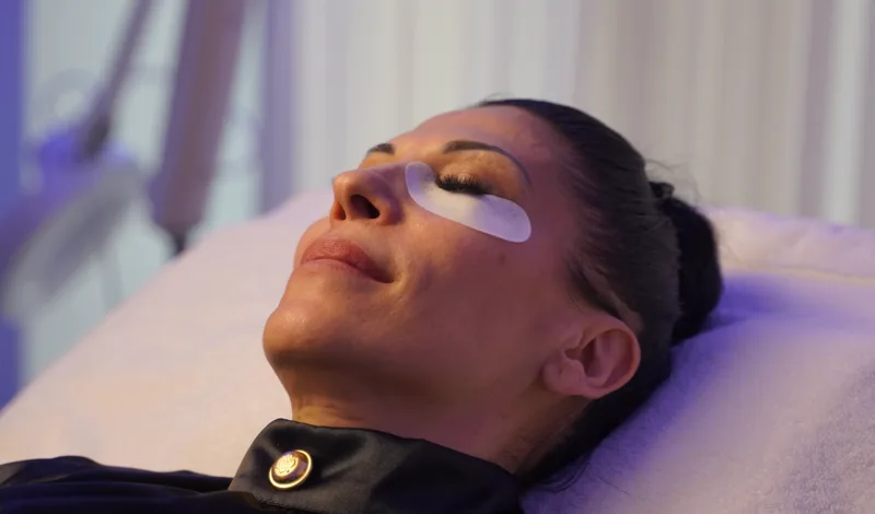 Kundin vor der Wimpernverlängerung mit geschützten Unterwimpern