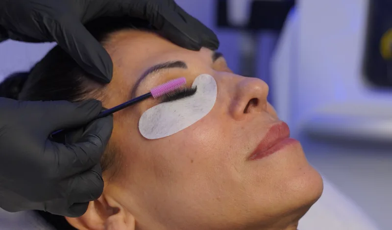 Die fertige Wimpernverlängerung wird mit einem Bürstchen kontrolliert und ausgerichtet