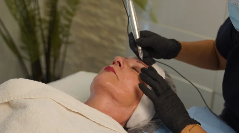 Permanent Make-up der Augenbrauen am Modell im Beauty Rocío Luzern