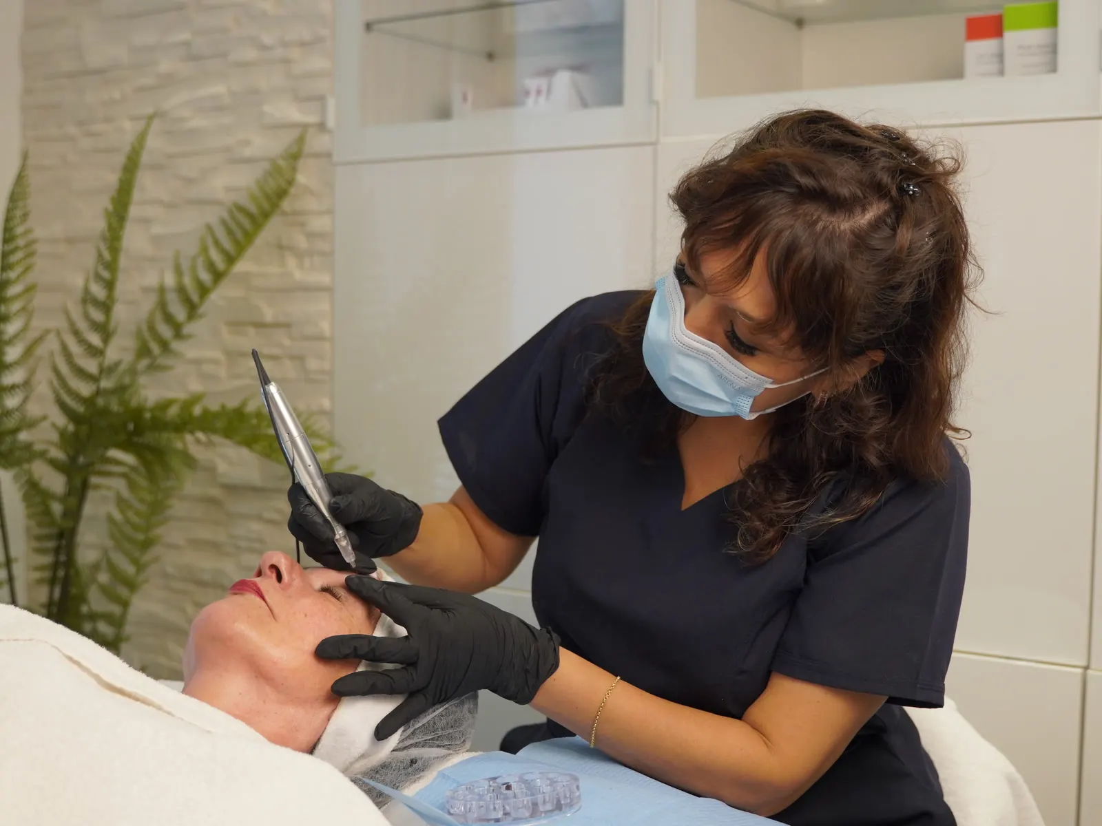Permanent eyebrow makeup training at Beauty Rocío in Lucerne with the pigmentation device at a client’s brow
