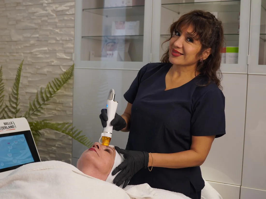 Rocío Furger holding the RF microneedling handpiece