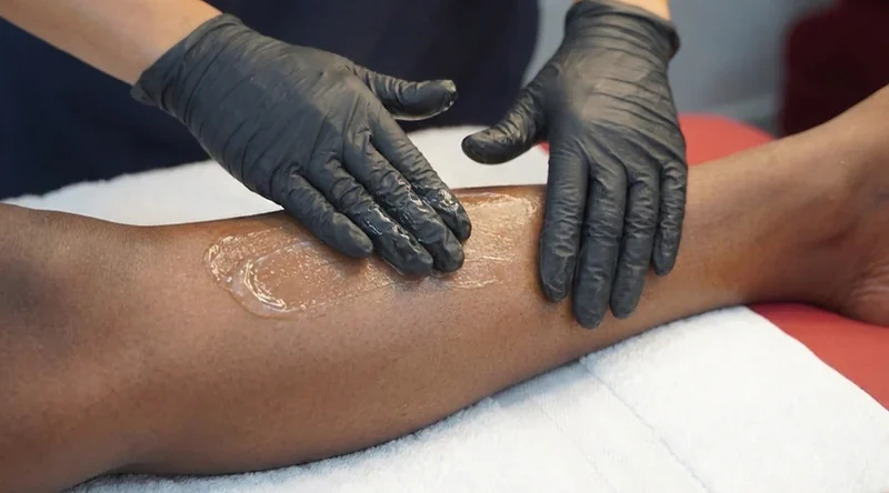 Nach dem Waxing wird ein kühlendes Gel auf der Haut verteilt
